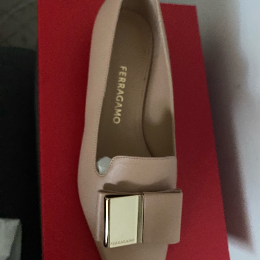 NIB Ferragamo tan square toe flats with signature gold bow women’s 8.5 - Picture 3 of 7